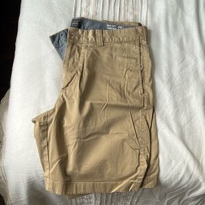 J.Crew Men’s stretch cotton shorts. Waist: 33” Inseam: 9”. Like new.